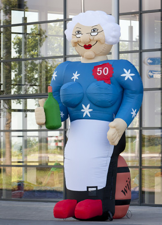 Sarah op wijnvat